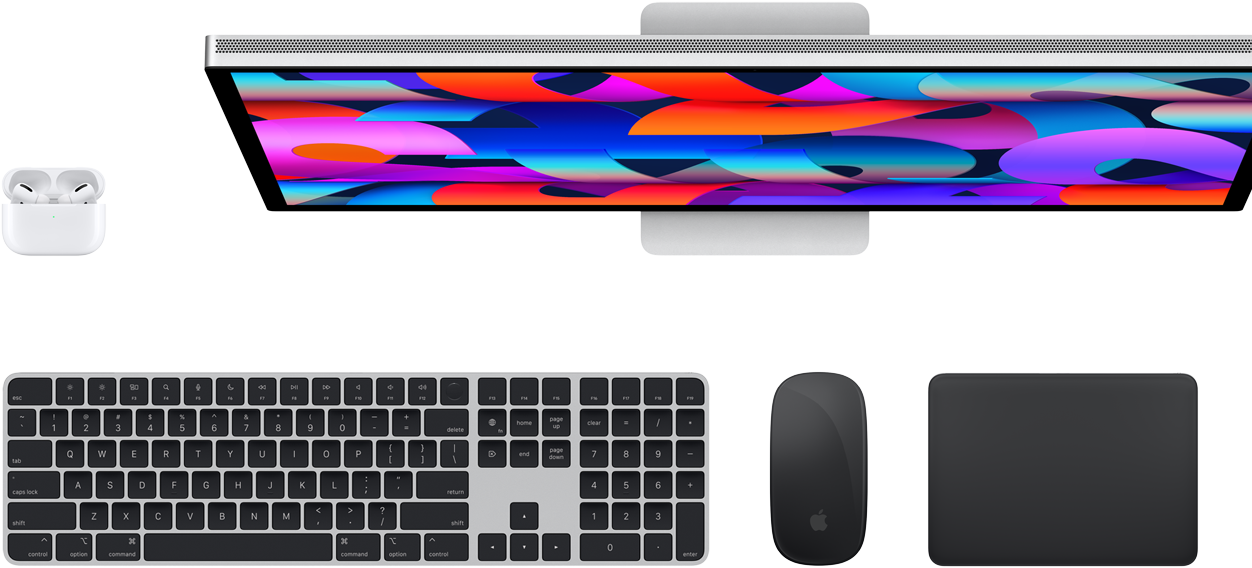 Blick von oben auf Air Pods, ein Studio Display, ein Magic Keyboard, eine Magic Mouse und ein Magic Track Pad.