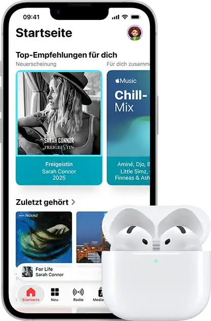iPhone 17e, Vorderseite, Apple Music App mit geöffnetem Homescreen, neben AirPods Pro 3 im geöffneten MagSafe Ladecase
