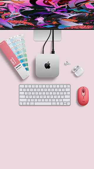 Mac mini, Oberseite, Aluminium Silber, gerundete Ecken, glänzendes schwarzes Apple Logo in der Mitte, verbunden über ein Kabel, Studio Display oben teilweise sichtbar, AirPods 4, geöffnet, Pantone Farbpaletten, Logitech Tastatur und Maus in Rot